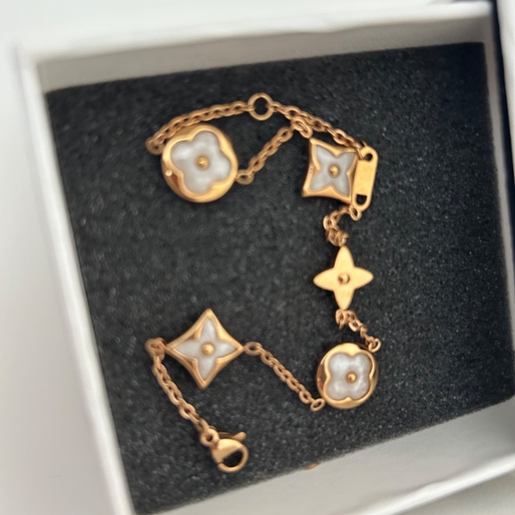 Celovis Paris pearl charms bracelet - Picture 3 of 5